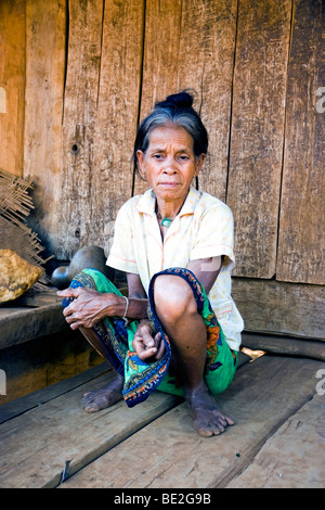 Portrait d'une femme, résidente du village de la tribu des collines de Kreung, près de Banlung, province de Ratanakiri, Cambodge Banque D'Images