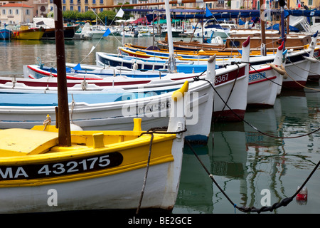 Les petits bateaux dans le port de Cassis, Provence France Banque D'Images