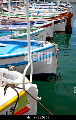 Les petits bateaux dans le port de Cassis, Provence France Banque D'Images