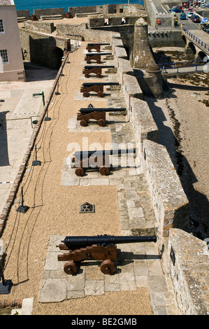 dh Castle Cornet ST PETER PORT GUERNESEY canons sur bataille remparts remparts remparts rembements rempart fort siège canons bâtiment murs ancienne artillerie batterie Banque D'Images