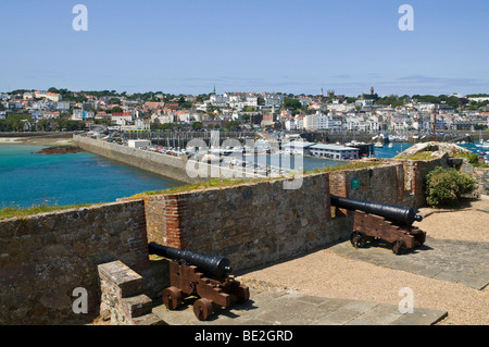 Château Cornet dh St Peter Port Guernsey anciens remparts remparts et port de St Peter Port et la ville Banque D'Images