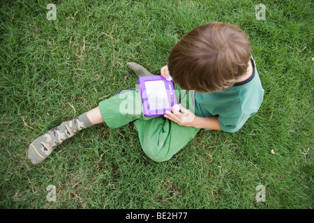 Sept ans de faire un dessin avec un etch-a-sketch toy Banque D'Images