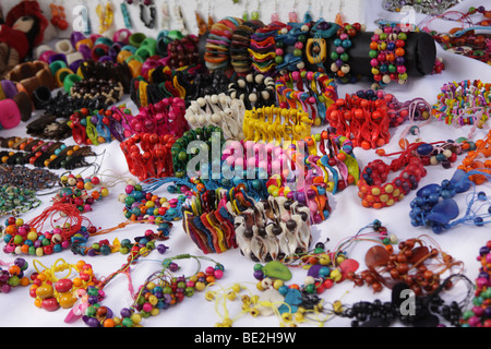 Les bracelets et autres bijoux sur l'affichage à un marché de rue dans la ville de Panama. Banque D'Images