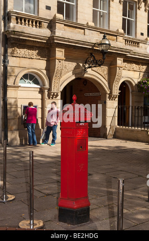 Royaume-uni, Angleterre, Staffordshire, Stafford, Place du marché, pilier de l'époque victorienne hexagonal fort près de l'entrée de passage de la Banque Banque D'Images