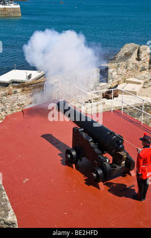 Château Cornet dh St Peter Port Guernsey Gunner et cannon tir canon de midi homme cérémonie Banque D'Images