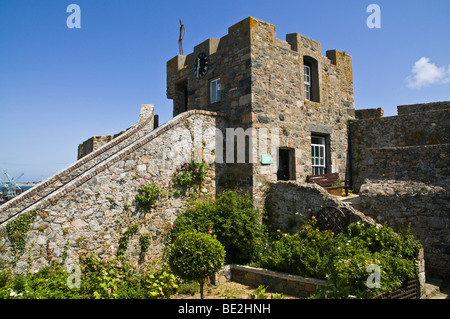 Château Cornet dh St Peter Port Guernsey jardin du château et la tour de l'horloge fort châteaux Banque D'Images