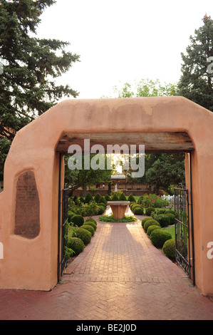 USA, New Mexico, Albuquerque, Vieille Ville, église San Felipe de Neri Rose Garden Banque D'Images