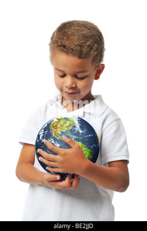 Boy holding la planète terre isolated on white Banque D'Images