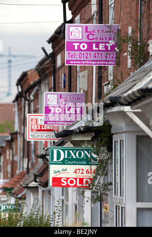 Maison à vendre signes et de laisser des signes sur les maisons en terrasses dans la région de Selly Oak, Birmingham, England, UK Banque D'Images