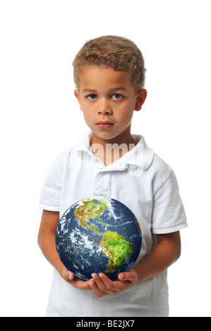 Boy holding la planète terre isolated on white Banque D'Images