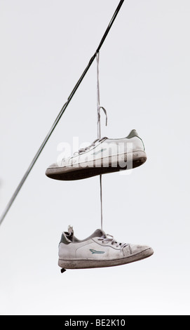 Une paire de baskets suspendue à un fil de téléphone, Birmingham, Angleterre, RU Banque D'Images