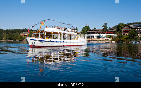 Bateau de tourisme sur le lac Titisee, Feldberg, Forêt-Noire, Bade-Wurtemberg, Allemagne, Europe Banque D'Images