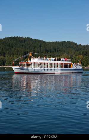 Bateau de tourisme sur le lac Titisee, Feldberg, Forêt-Noire, Bade-Wurtemberg, Allemagne, Europe Banque D'Images