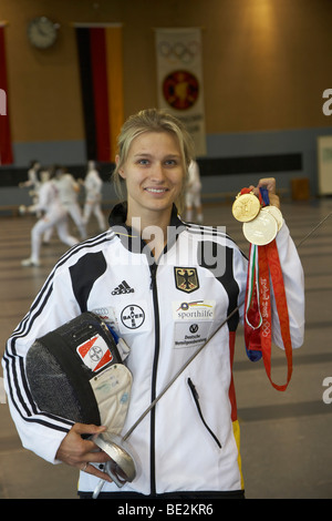 Épéiste Britta Heidemann, TSV Bayer 04 Leverkusen, montrant ses médailles d'or, Bonn, Rhénanie du Nord-Westphalie, Allemagne, Europe Banque D'Images