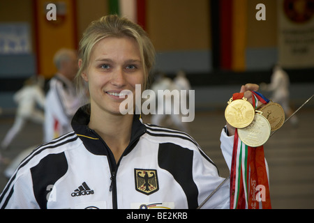 Épéiste Britta Heidemann, TSV Bayer 04 Leverkusen, montrant ses médailles d'or, Bonn, Rhénanie du Nord-Westphalie, Allemagne, Europe Banque D'Images