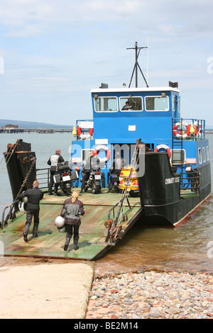 L'embarquement des touristes moto petit ferry 'Rose' à Cromarty Cromarty sur la Black Isle, Ross-shire, highlands d'Ecosse Banque D'Images