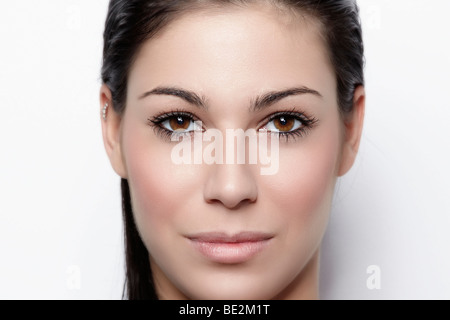 Portrait d'une jeune femme brune à la recherche vers l'observateur Banque D'Images