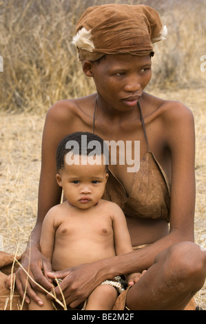 Bushman Naro (San) Mère avec enfant, Central Kalahari, Botswana Banque D'Images