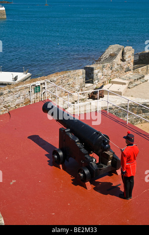 Château Cornet dh St Peter Port Guernsey Gunner sur feu de canon et de fusil de midi midi cérémonie Banque D'Images