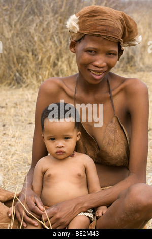 Bushman Naro (San) Mère avec enfant, Central Kalahari, Botswana Banque D'Images