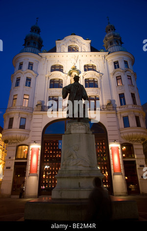 La nuit à Vienne, Autriche. Le Little Buddha Restaurant et Bar à sushi Banque D'Images