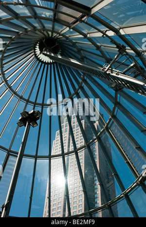 La Messeturm, juste Tower, 257 mètres, vu à travers l'entrée du métro, Westend, Frankfurt am Main, Hesse, Allemagne, Eur Banque D'Images