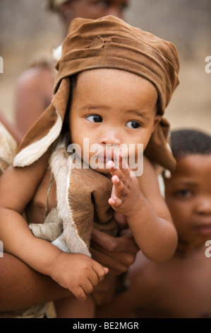 Bushman Naro (San) bébé avec sa mère, Central Kalahari, Botswana Banque D'Images