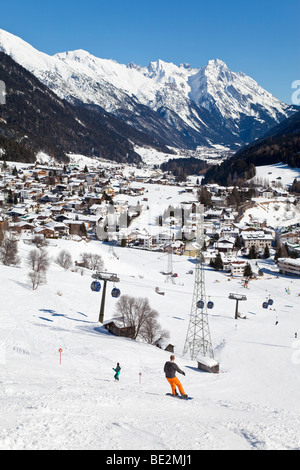 L'Europe, Autriche, Tirol. Sankt Anton am Arlberg, vue sur Jakob des pistes de la station de ski de St Anton Banque D'Images