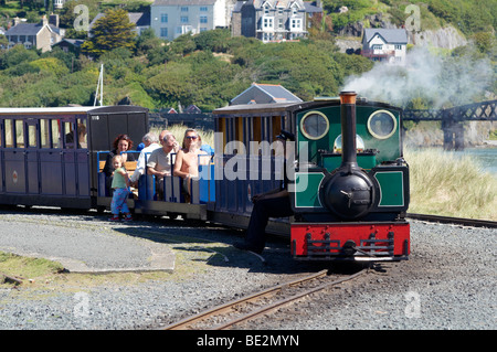 Des trains sur la voie ferrée, Fairbourne 12,25 pouces de fer miniature jauge de Fairbourne au pied de Barmouth ferry, Gwynedd, Pays de Galles. Banque D'Images