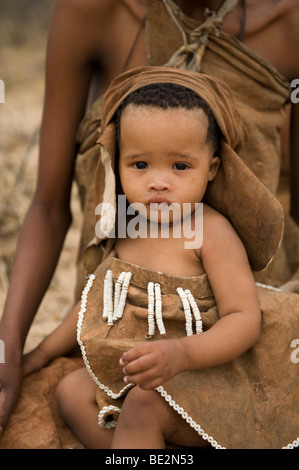 Bushman Naro (San) enfant avec sa mère, Central Kalahari, Botswana Banque D'Images