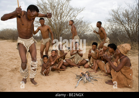 Bushman Naro (San) Danse, Central Kalahari, Botswana Banque D'Images