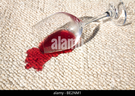 Vin rouge renversé sur un tapis Banque D'Images