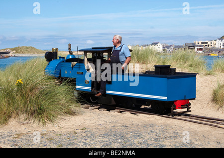 Des trains sur la voie ferrée, Fairbourne 12,25 pouces de fer miniature jauge de Fairbourne au pied de Barmouth ferry, Gwynedd, Pays de Galles. Banque D'Images