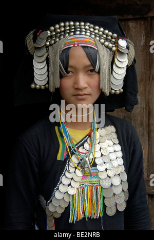 Portrait, l'ethnologie, femme de l'ethnie Akha Pixor en vêtements traditionnels, hood comme un couvre-chef, de nombreuses pièces d'argent comme joyau Banque D'Images