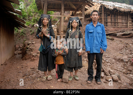 La pauvreté, portrait, ethnologie, famille de l'ethnie Akha Pixor en vêtements traditionnels, les femmes, homme, enfant, interdiction d'Moxoxa village Banque D'Images