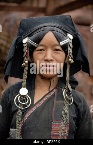 Portrait, l'ethnologie, femme de l'ethnie Akha Pixor en vêtements traditionnels, hood comme un couvre-chef, et des pièces d'argent portant un Banque D'Images