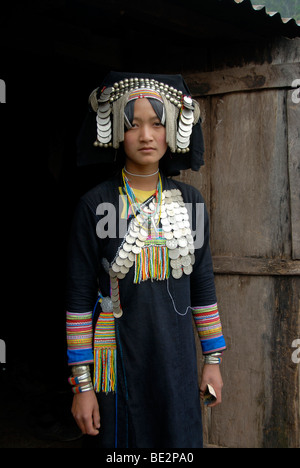 Portrait, l'ethnologie, femme de l'ethnie Akha Pixor en vêtements traditionnels, hood comme un couvre-chef, de nombreuses pièces d'argent comme joyau Banque D'Images