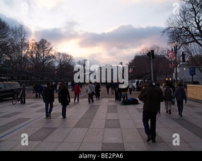 Foule sur Pennsylvania Avenue Inauguration Eve. Washington DC, janvier 2009 Banque D'Images