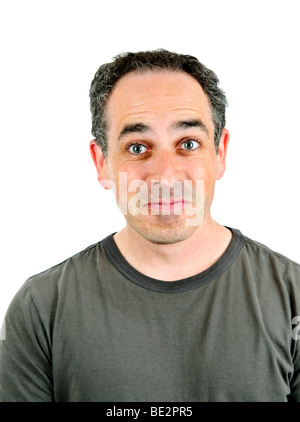 Portrait d'un homme faisant un visage stupide isolé sur fond blanc Banque D'Images