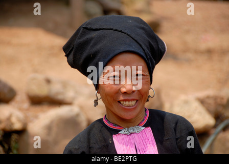 La pauvreté, portrait, l'ethnologie, Yao femme vêtue d'un costume traditionnel, souriant avec une coiffe turban, village de Ban Namma Banque D'Images