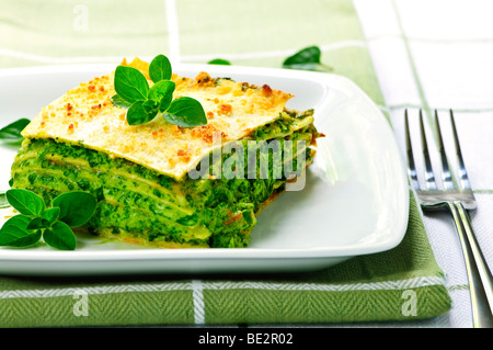 Portion de Lasagne aux épinards végétarien frais cuit sur une plaque Banque D'Images