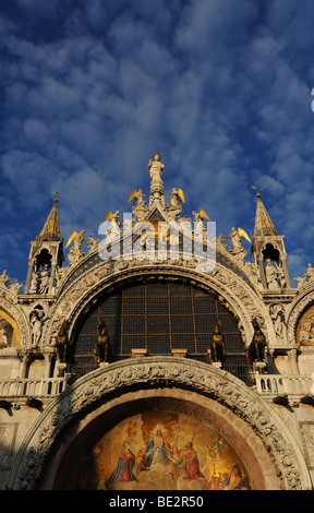 La cathédrale de San Marco de Venise dans la lumière du soleil du soir Banque D'Images