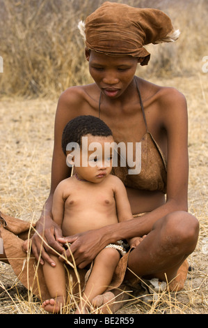 Bushman Naro (San) Mère avec enfant, Central Kalahari, Botswana Banque D'Images