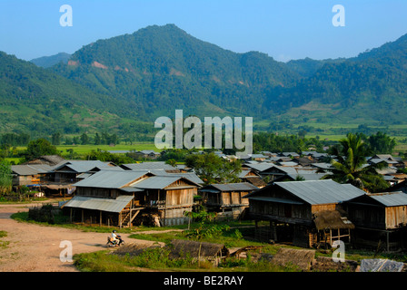 Village avec des chalets en bois et toits de tôle ondulée dans une vallée, ou Tai, Gnot ou district, Yot Uo, Phongsali Phongsali, pr Banque D'Images
