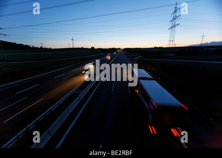 Crépuscule sur l'autoroute A8 près de la 3 voies Dreieck Leonberg interchange, Bade-Wurtemberg, Allemagne, Europe Banque D'Images