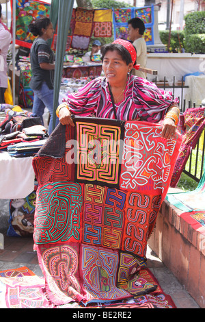 Femme indienne Kuna avec quelques molas à un marché de rue dans la ville de Panama. Banque D'Images