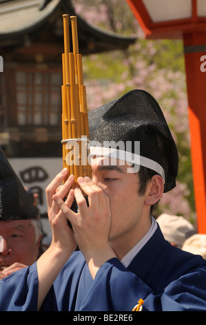 Bouche player, sanctuaire Hirano, Kyoto, Japon, Asie de l'Est, Asie Banque D'Images