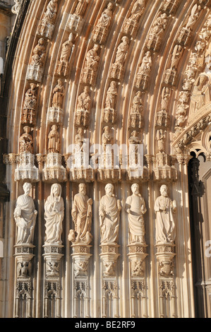 Apôtre statues sur la portail gothique de la basilique, République dominicaine monastère Mosteiro de Santa Maria da Vitoria, UNESCO World Heri Banque D'Images