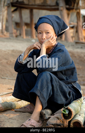 La pauvreté, portrait, l'ethnologie, Yao femme vêtue d'un costume traditionnel, village de Ban, Gnot Houeyyoum ou district, Yot Uo, P Banque D'Images