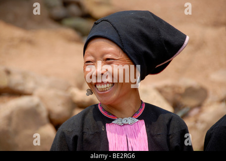 La pauvreté, portrait, l'ethnologie, Yao femme vêtue d'un costume traditionnel, souriant avec une coiffe turban, village de Ban Namma Banque D'Images